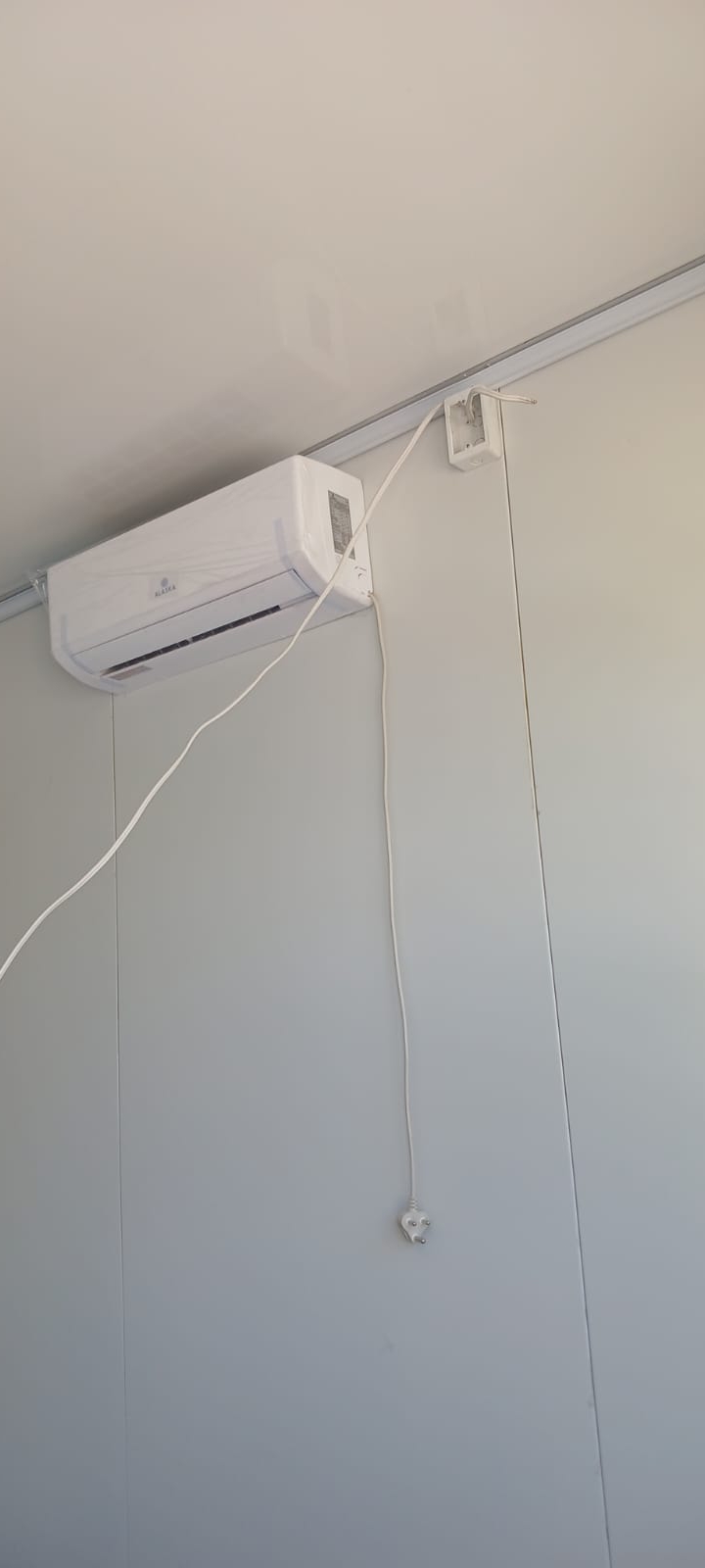 Indoor split air-conditioning unit installation